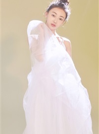 舞蹈美女明星吴谨言吊带长裙酥胸人体艺术照片(4)
